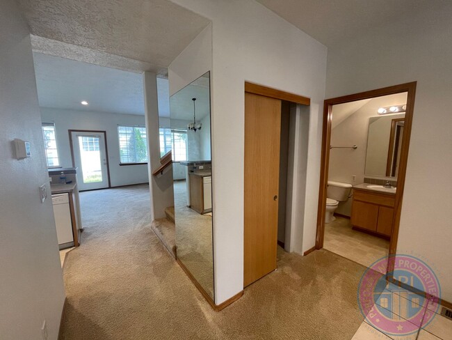 Building Photo - Sunnyside Townhome Close to Restaurants  &...