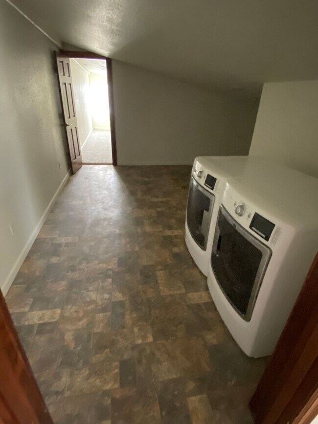 Building Photo - Spacious 2500 sq ft Apartment with Breathtaking Views!!
