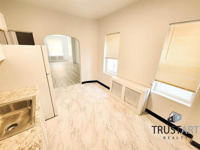 Building Photo - 3 bedroom House