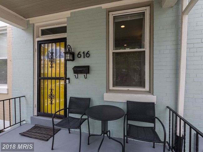 Front Porch - 616 Lamont St NW