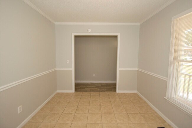Building Photo - Move-in Ready Home in Dutch Creek!