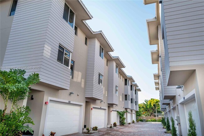 Building Photo - 630 NE 12th Ave