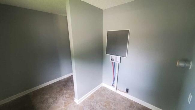 Building Photo - 640 N Cherry St