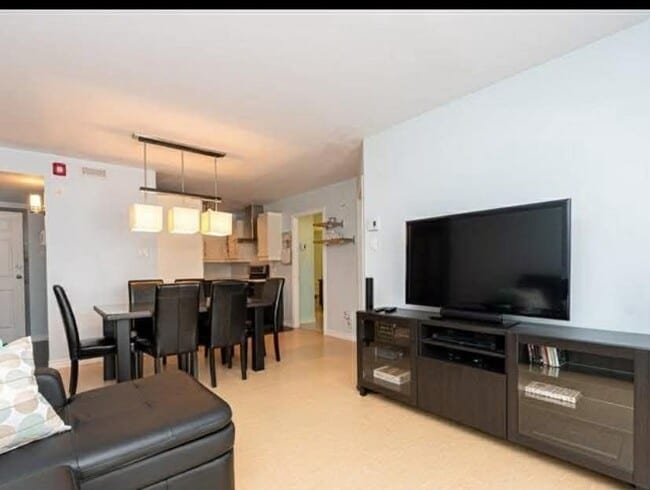 Building Photo - 5445 Av De La Villa-Saint-Vincent