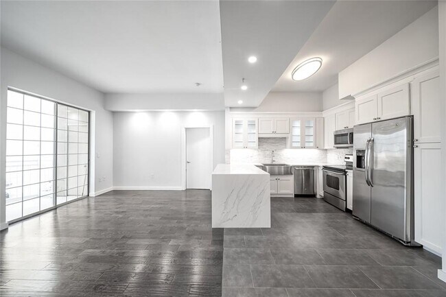 Building Photo - 3225 Turtle Creek Blvd