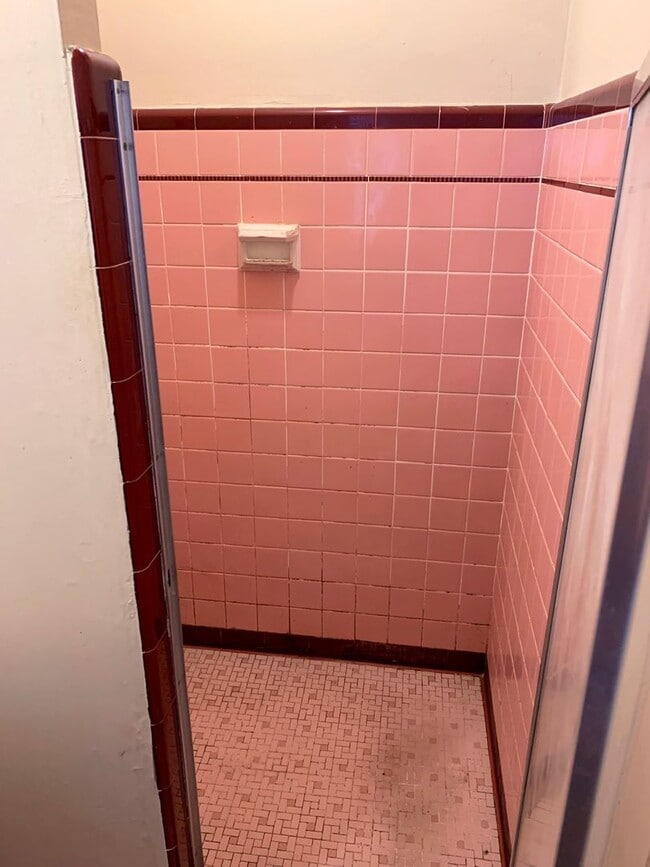 Building Photo - Cozy Studio Unit in Woodlawn with Full Kit...