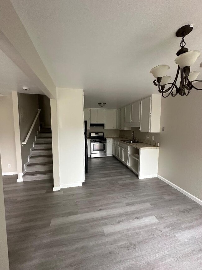 Building Photo - 256 Green Meadow Dr