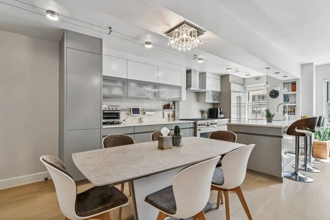 Building Photo - 100 W 57th St