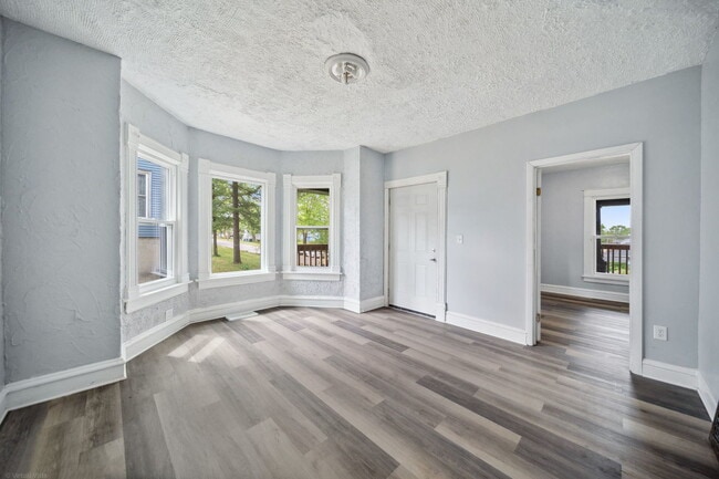 Building Photo - 132 Akin Ave