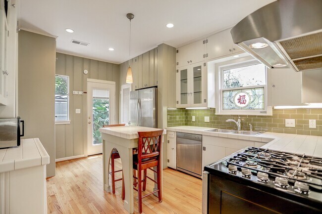Foto del edificio - Charming 2-1 home in Allen Parkway
