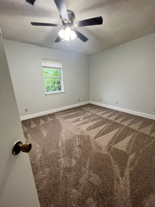 Building Photo - 2 bedroom 2 bath house available