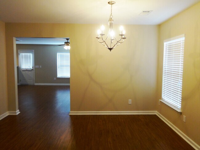 Foto del edificio - 405 Crystal Oaks Ln
