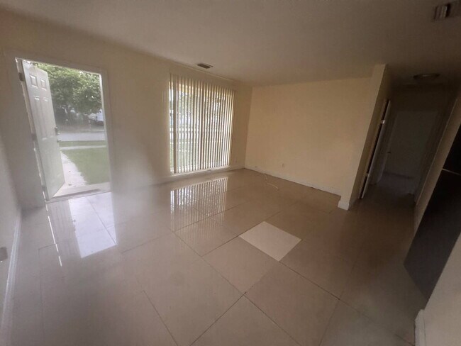 Foto del edificio - " 3 Bedroom 2 Bath Single Family Home in Prime Deerfield Beach Location!"