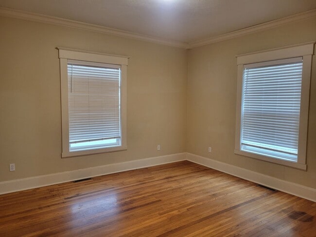 Building Photo - 2 Bedroom, 2 Bathroom! Huge Shop building ...