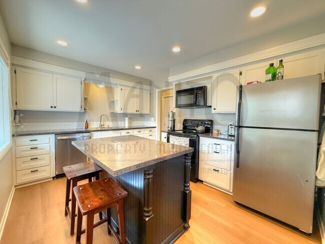 Building Photo - 1324 E 43rd Ave