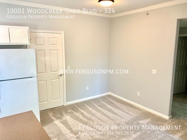 Building Photo - Move In Ready Condo in Roseville with Atta...