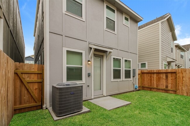 Foto del edificio - 9813 Falling Fern Ln