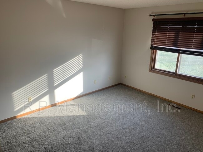 Building Photo - 8839 Maplebrook Ct