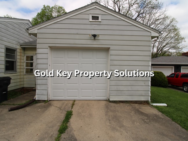 Building Photo - Large 3 BR 1 BA House with Garage and Central Air SECTION 8 APPROVED