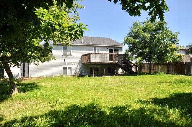 Foto del edificio - 4 bed 2.5 bath with 2nd living room, A/C &...