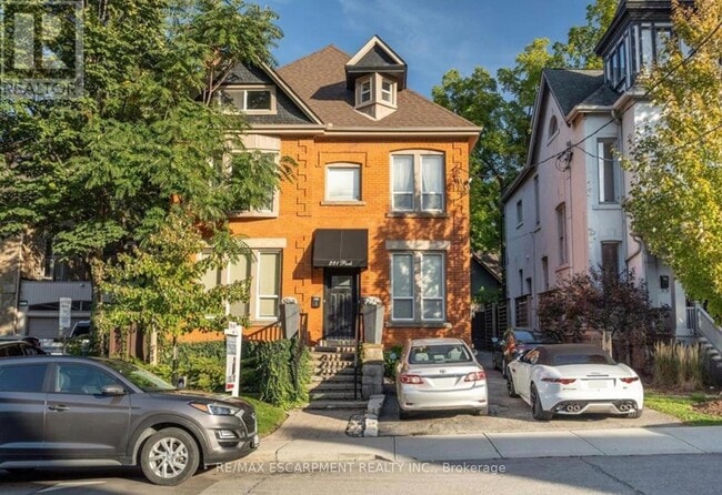 Building Photo - 281 Park St S