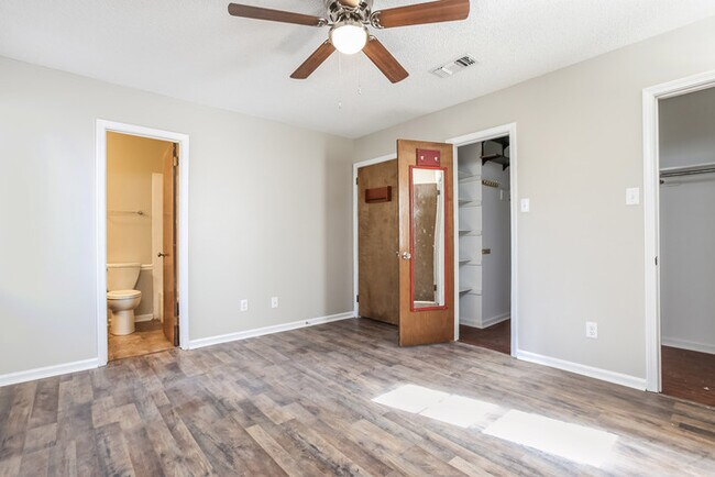 Foto del edificio - 105 Whitewood Dr