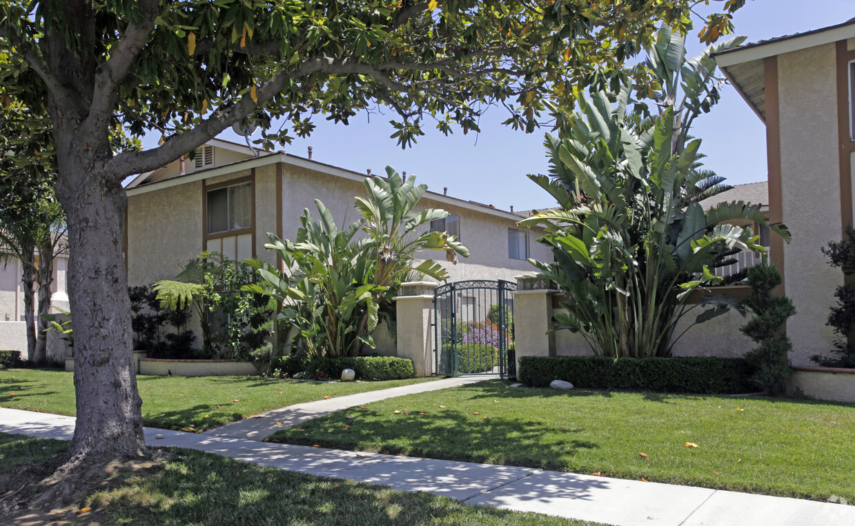 Building Photo - Euclid Villas Apartment Homes