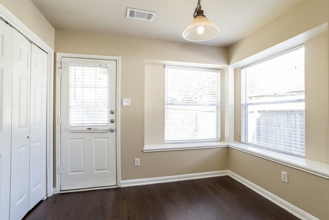 Foto del edificio - 21054 Carmel Valley Dr