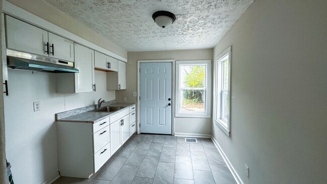 Foto del edificio - Fully Renovated 2BR Home with Modern Updates & Full Basement!