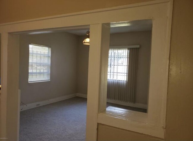 Building Photo - 3 bedroom in Jacksonville FL 32209