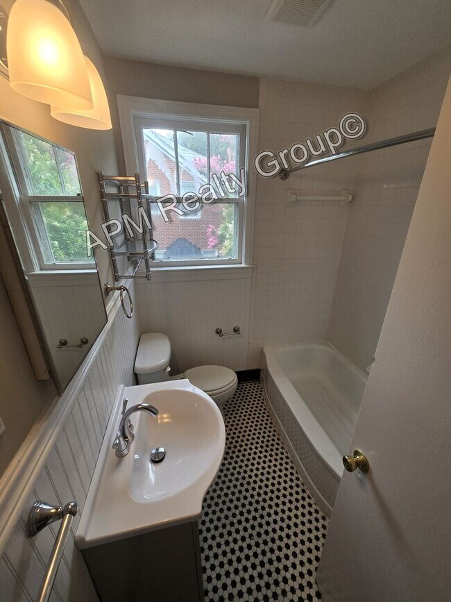 Foto del edificio - Upstairs condo in Earlewood Commons