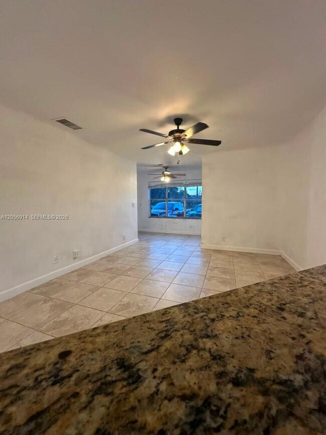 Foto del edificio - 3330 Pinewalk Dr N