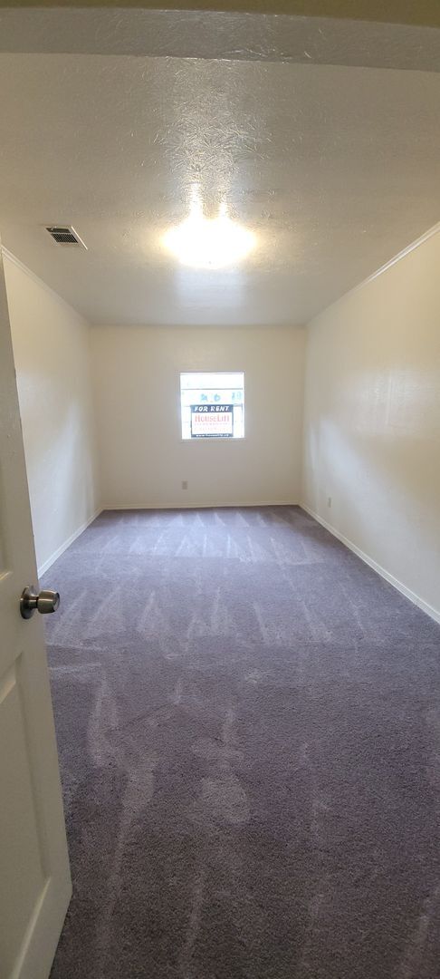 Building Photo - Huge 4 bedroom/1 bath Downstairs unit with...