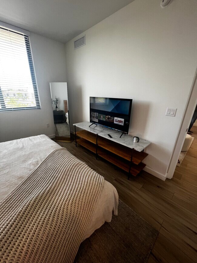 Foto del edificio - 670 W 74th Pl