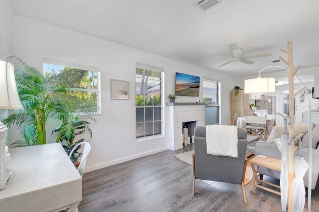 Photo - 422 N H St House