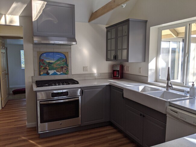 Kitchen - 23229 Summit Rd