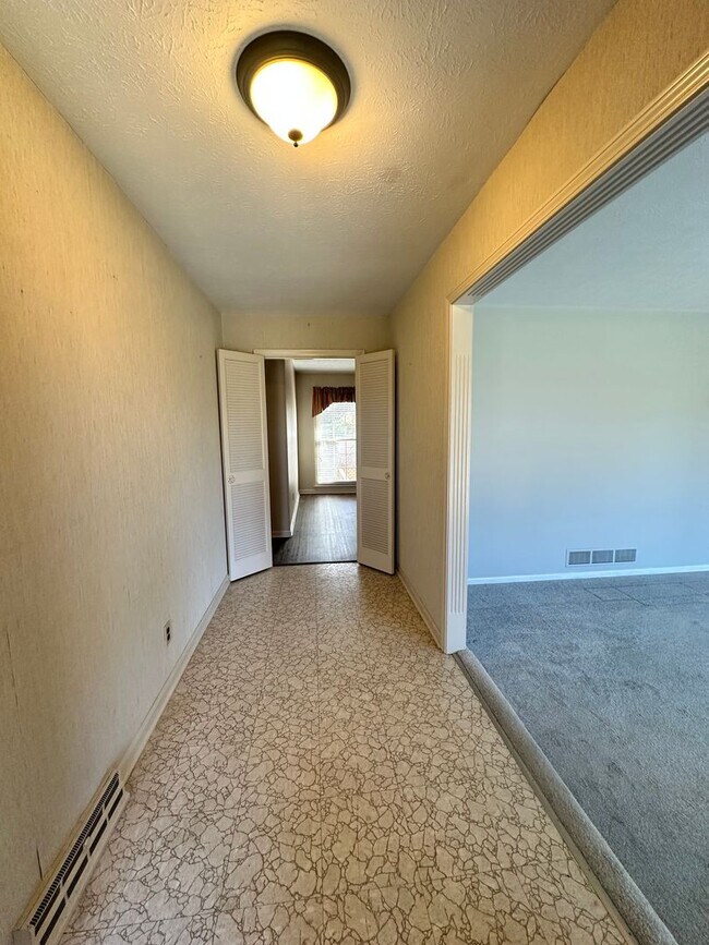 Building Photo - 3BR/3BA Home for Rent in J-town with Two Gar Garage and Large Deck!