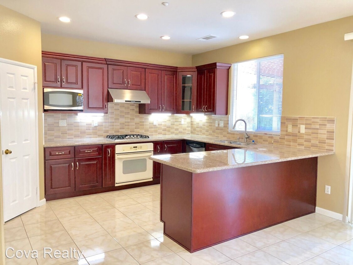 Primary Photo - 4 br, 3 bath House - 811 Gitano Drive