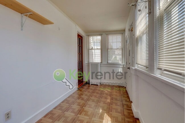 Foto del edificio - Charming 3-Bedroom Home with Finished Base...