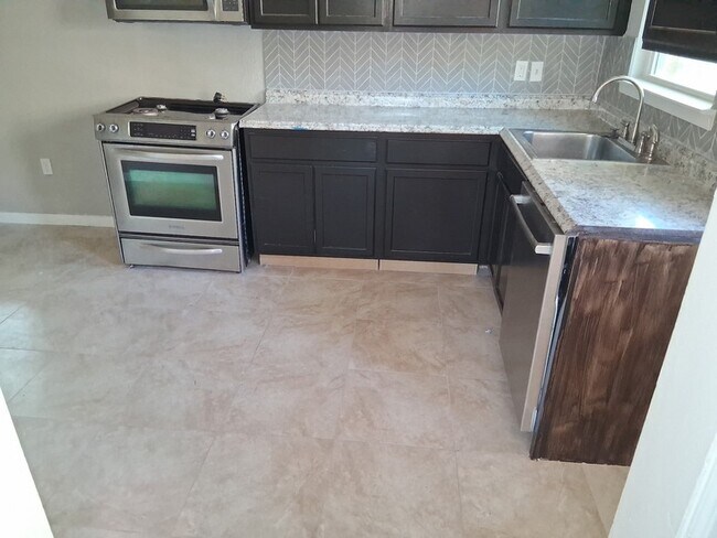 Foto del edificio - 2319 Glengariff Dr