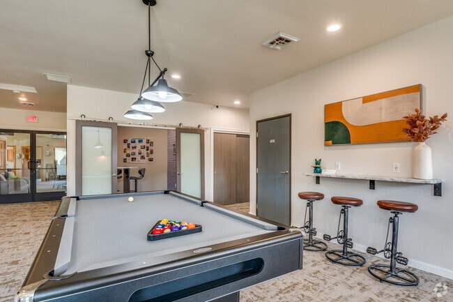 Sala de billar y juegos - McCarthy Creek Apartments