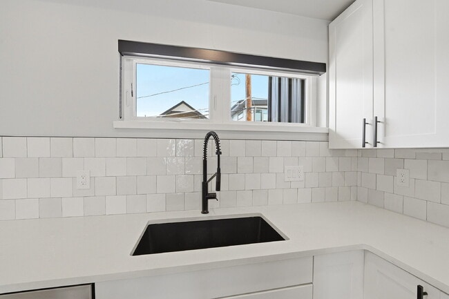 Foto del edificio - $3,565.95 with $300 off the first month's rent, 2 Beds - 3 Baths, Townhouse in Denver with Unmatc...