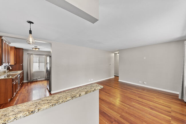 Building Photo - 242 S Finley Rd
