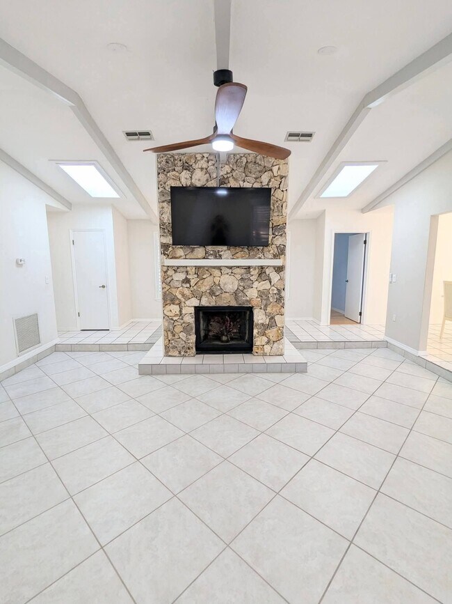 Foto del edificio - 945 Bramble Bush Cir W