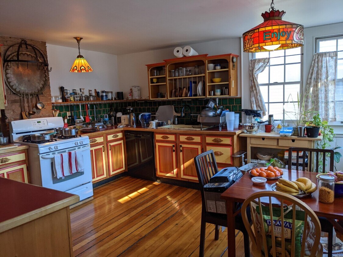 Primary Photo - 102 Inman St
