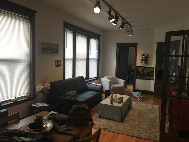Foto del edificio - 3762 N Kenmore Ave