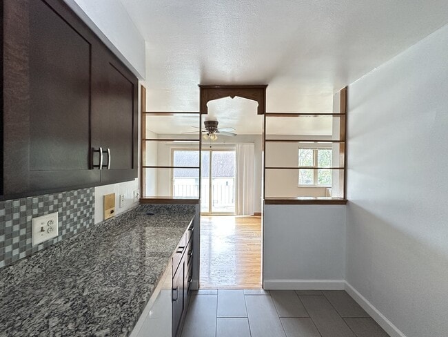 Building Photo - 1026 S River Rd