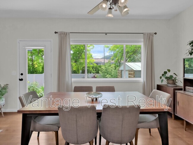 Photo du bâtiment - 445-445 Yates Rd