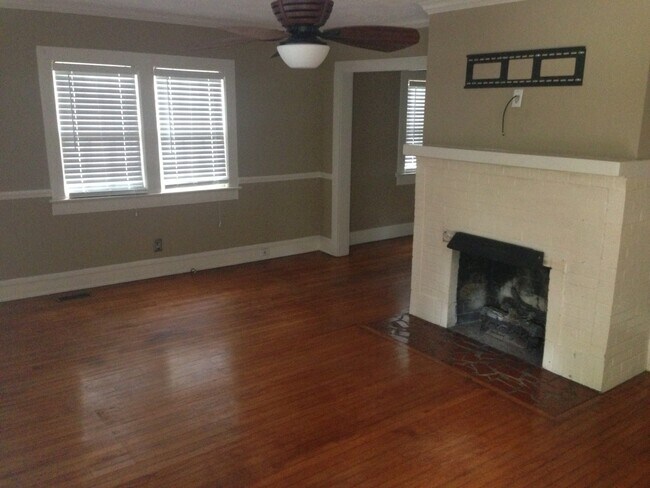 Building Photo - 818 E 9th St