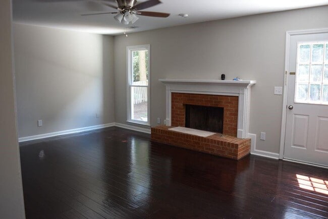 Building Photo - 2620 Valencia Dr NE